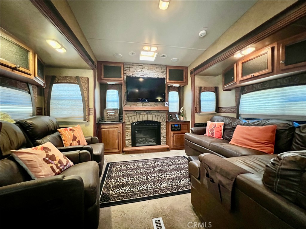 1295 S Cawston Avenue