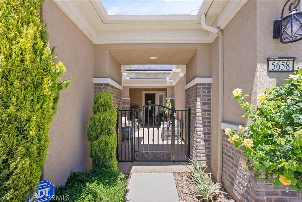 5658 Paseo Famosa