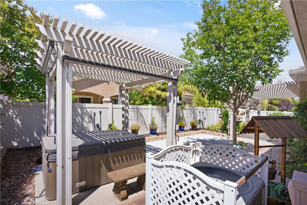 5658 Paseo Famosa