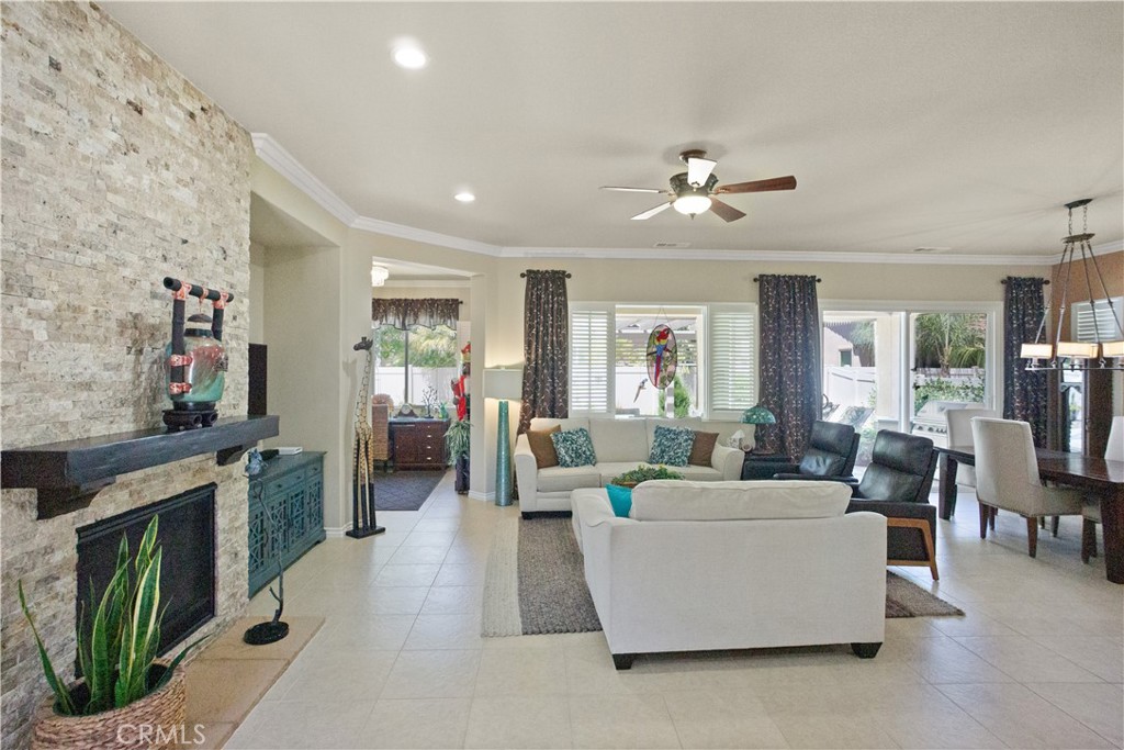 5658 Paseo Famosa