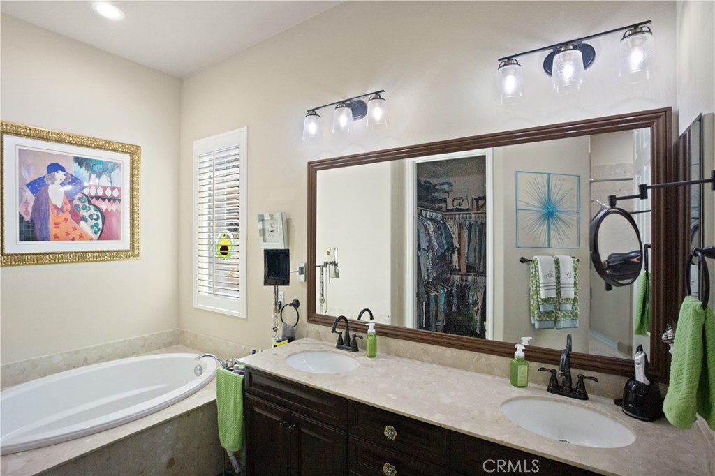 5658 Paseo Famosa