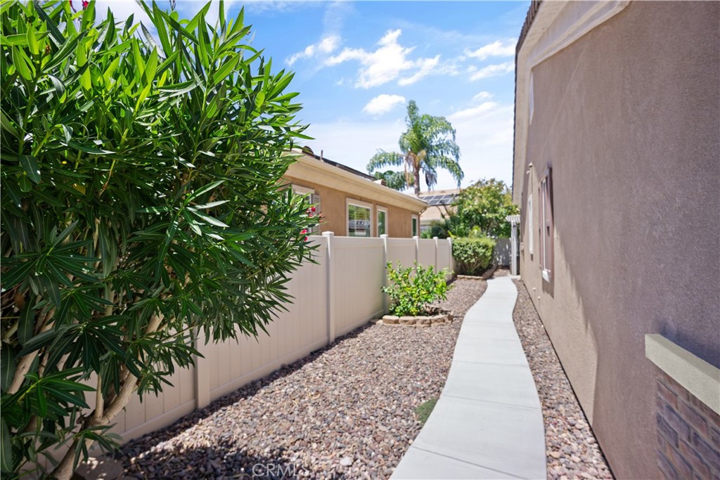 5658 Paseo Famosa