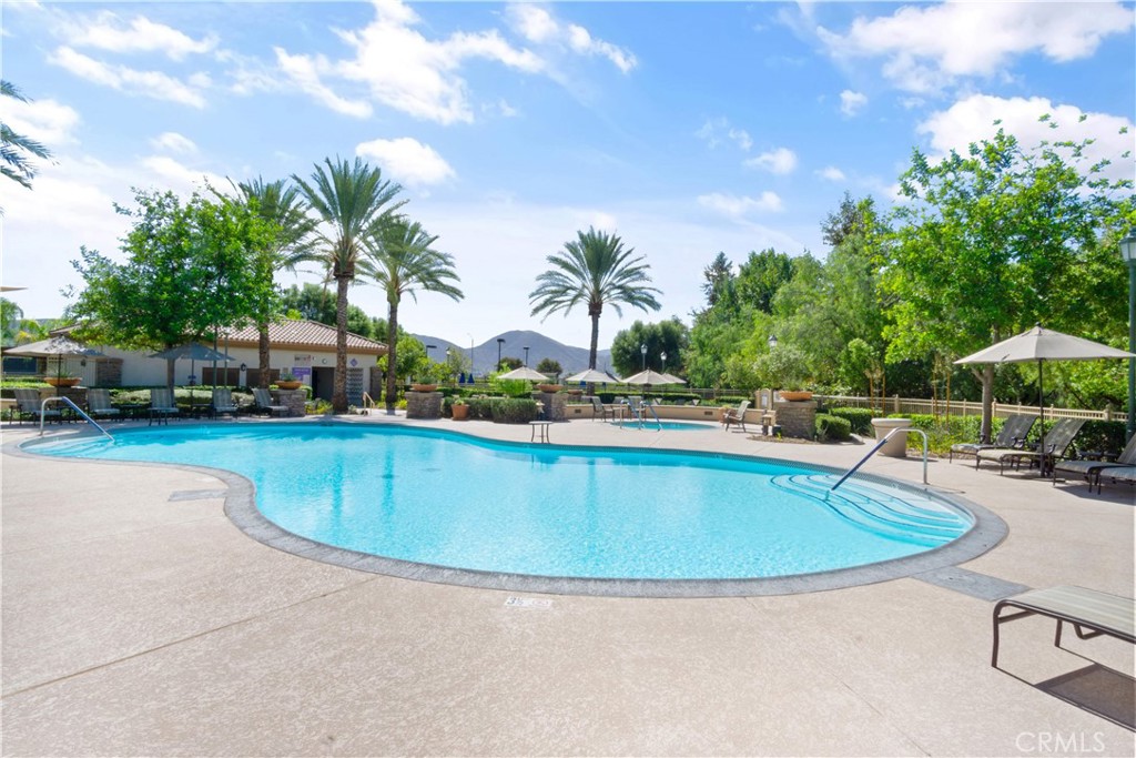5658 Paseo Famosa