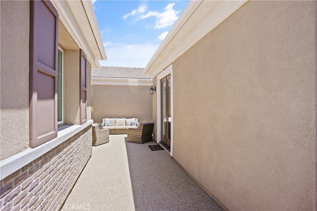 5658 Paseo Famosa