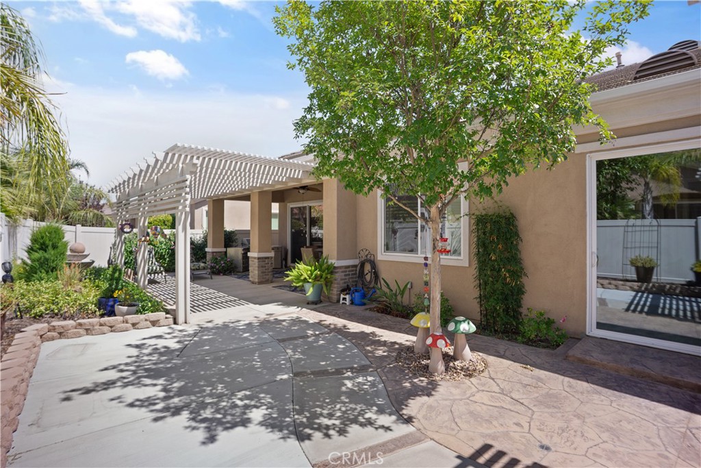 5658 Paseo Famosa