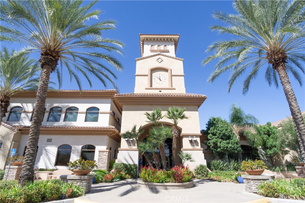 5658 Paseo Famosa