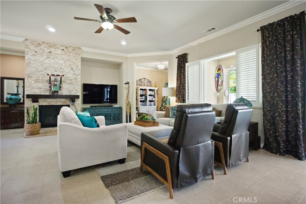 5658 Paseo Famosa