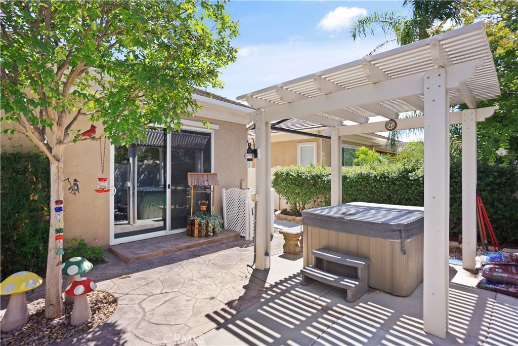 5658 Paseo Famosa