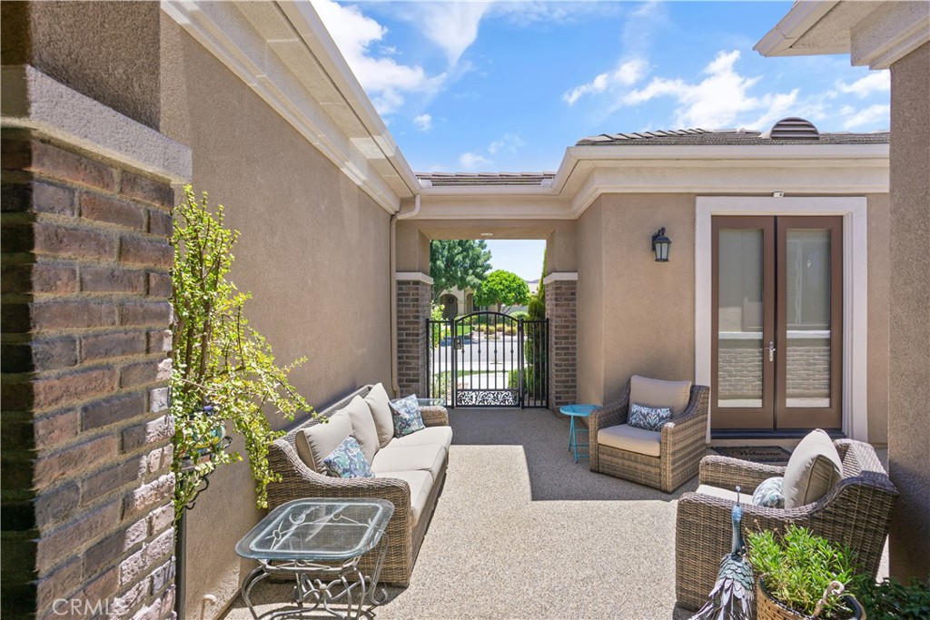 5658 Paseo Famosa