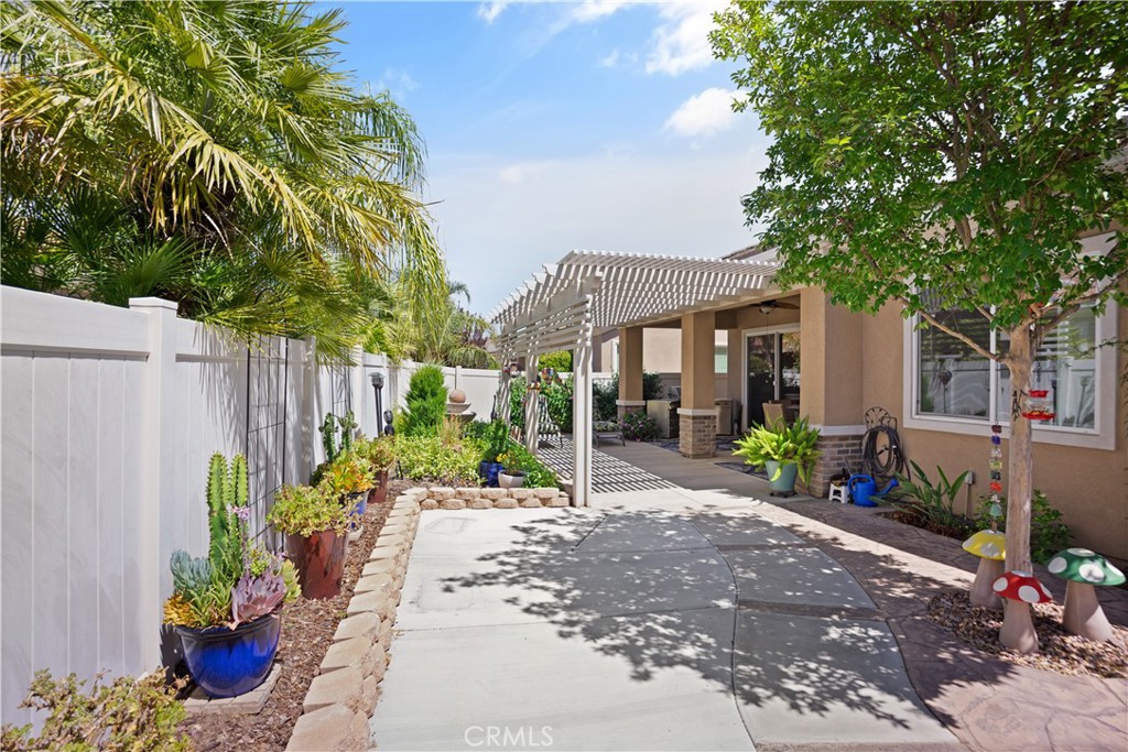5658 Paseo Famosa