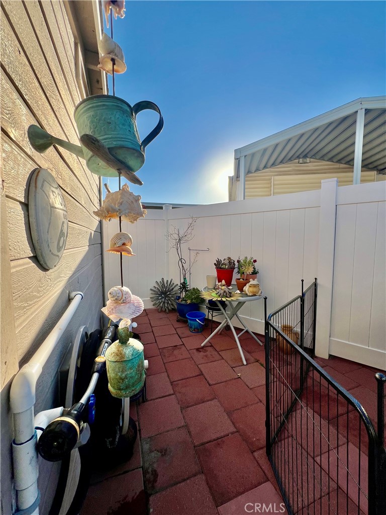 1295 S Cawston Avenue