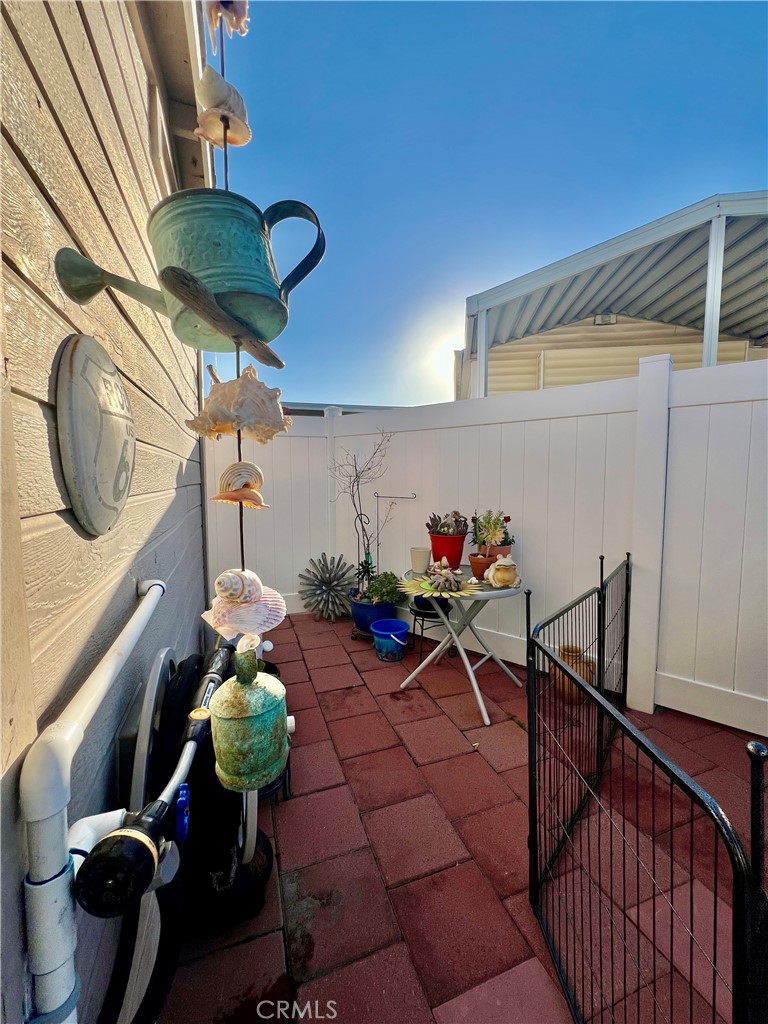 1295 S Cawston Avenue