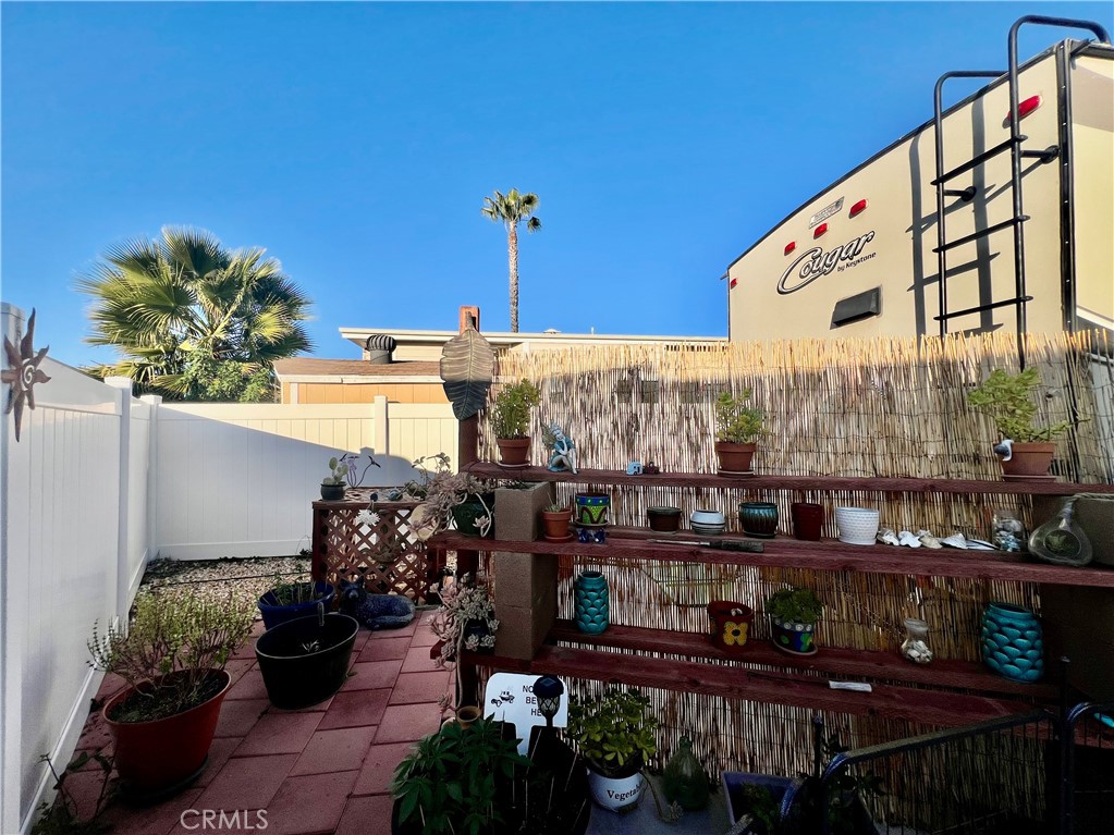 1295 S Cawston Avenue