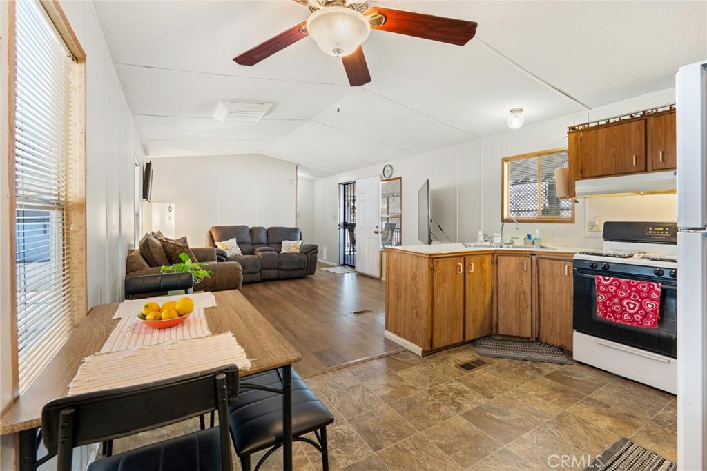 530 W Devonshire Avenue 37