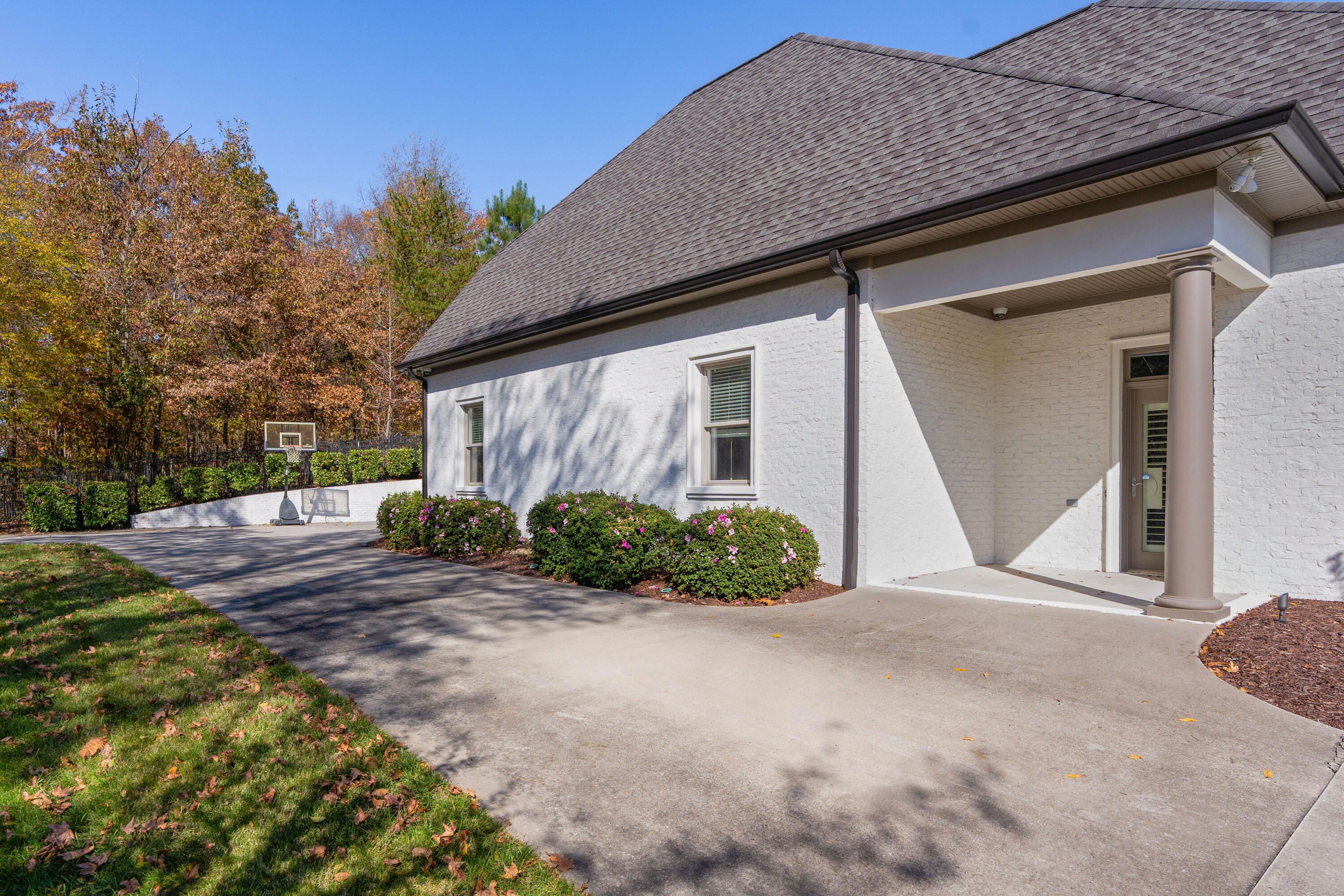 715 Pembridge Circle NW