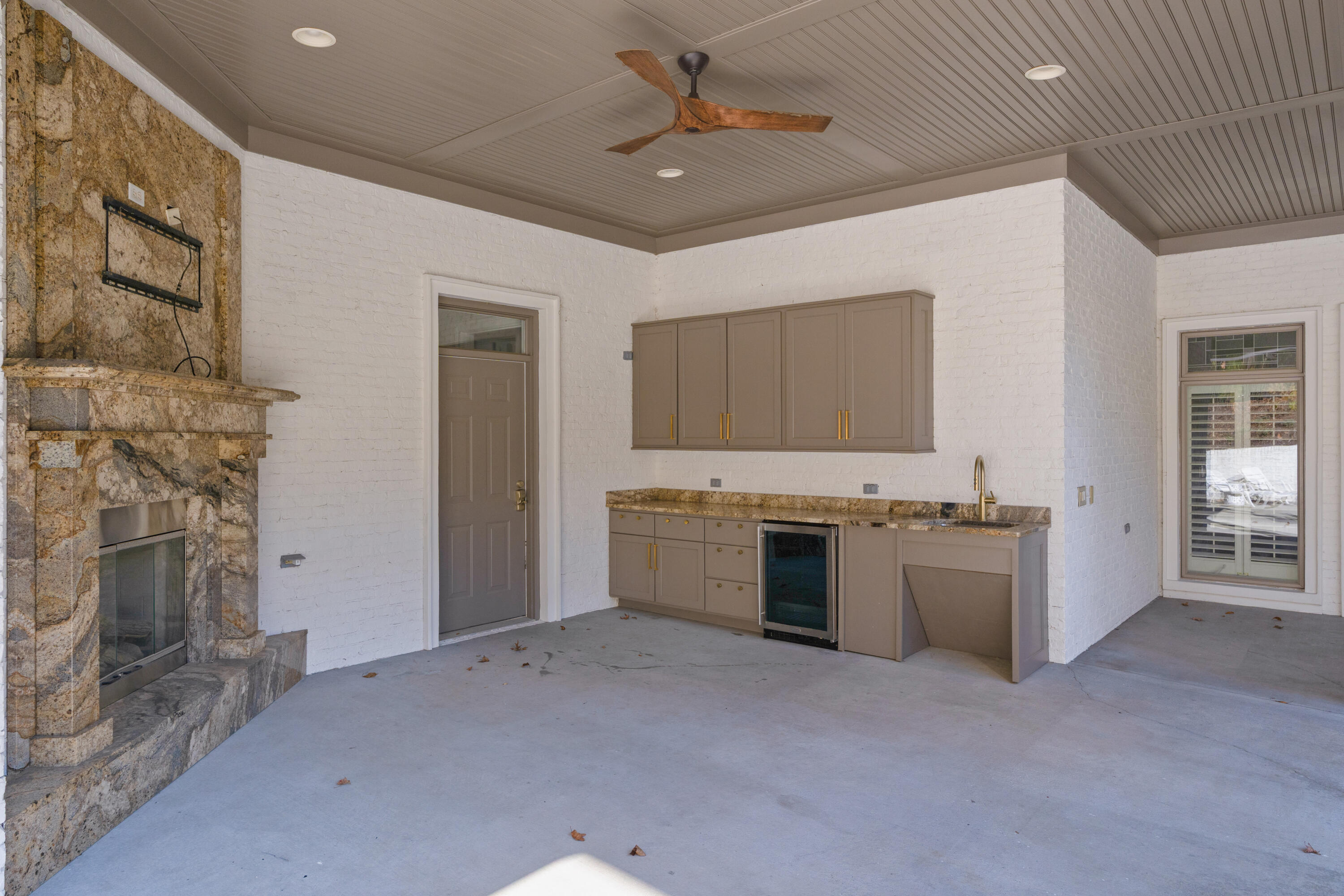 715 Pembridge Circle NW