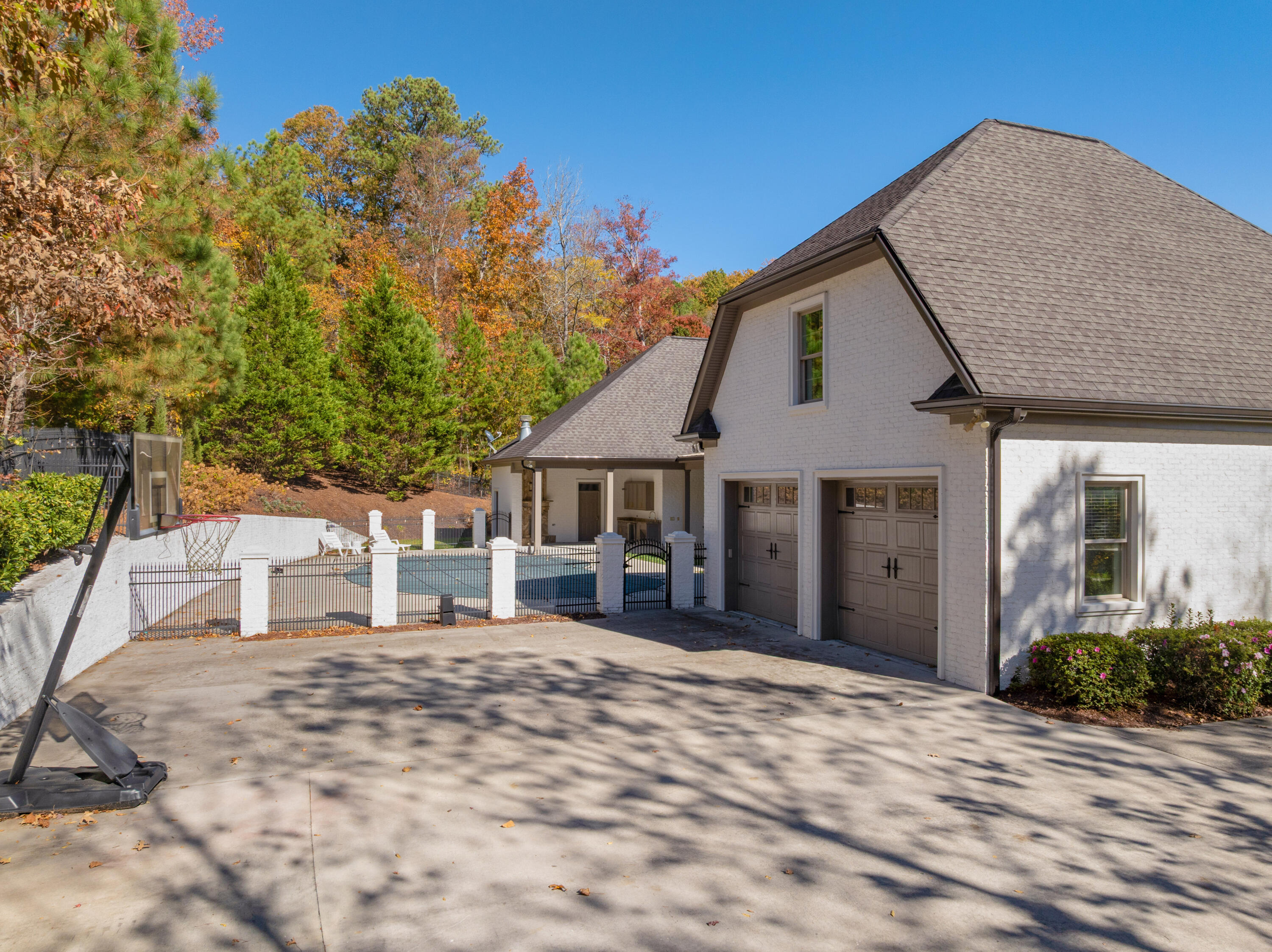 715 Pembridge Circle NW