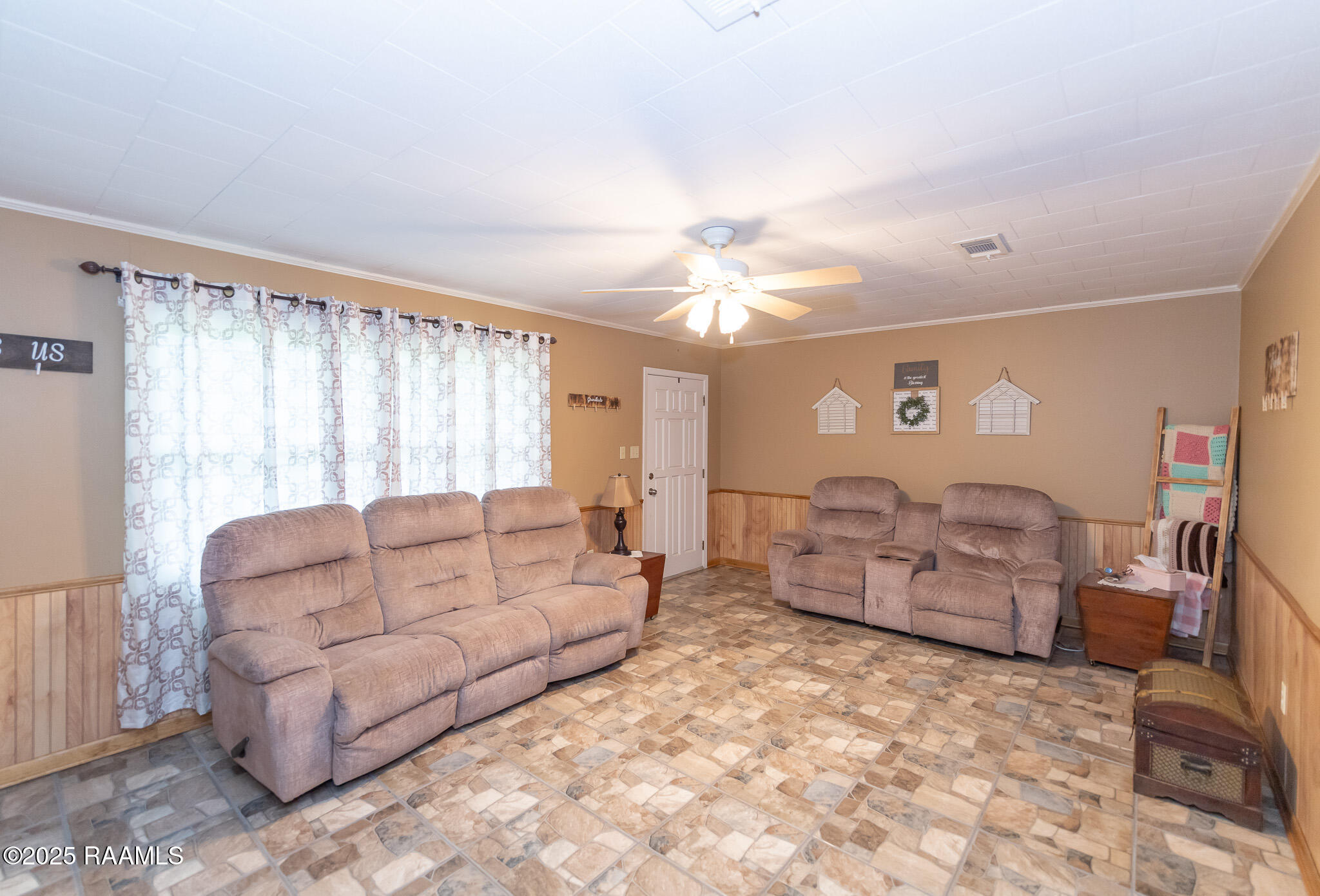 2405 S Chataignier Road