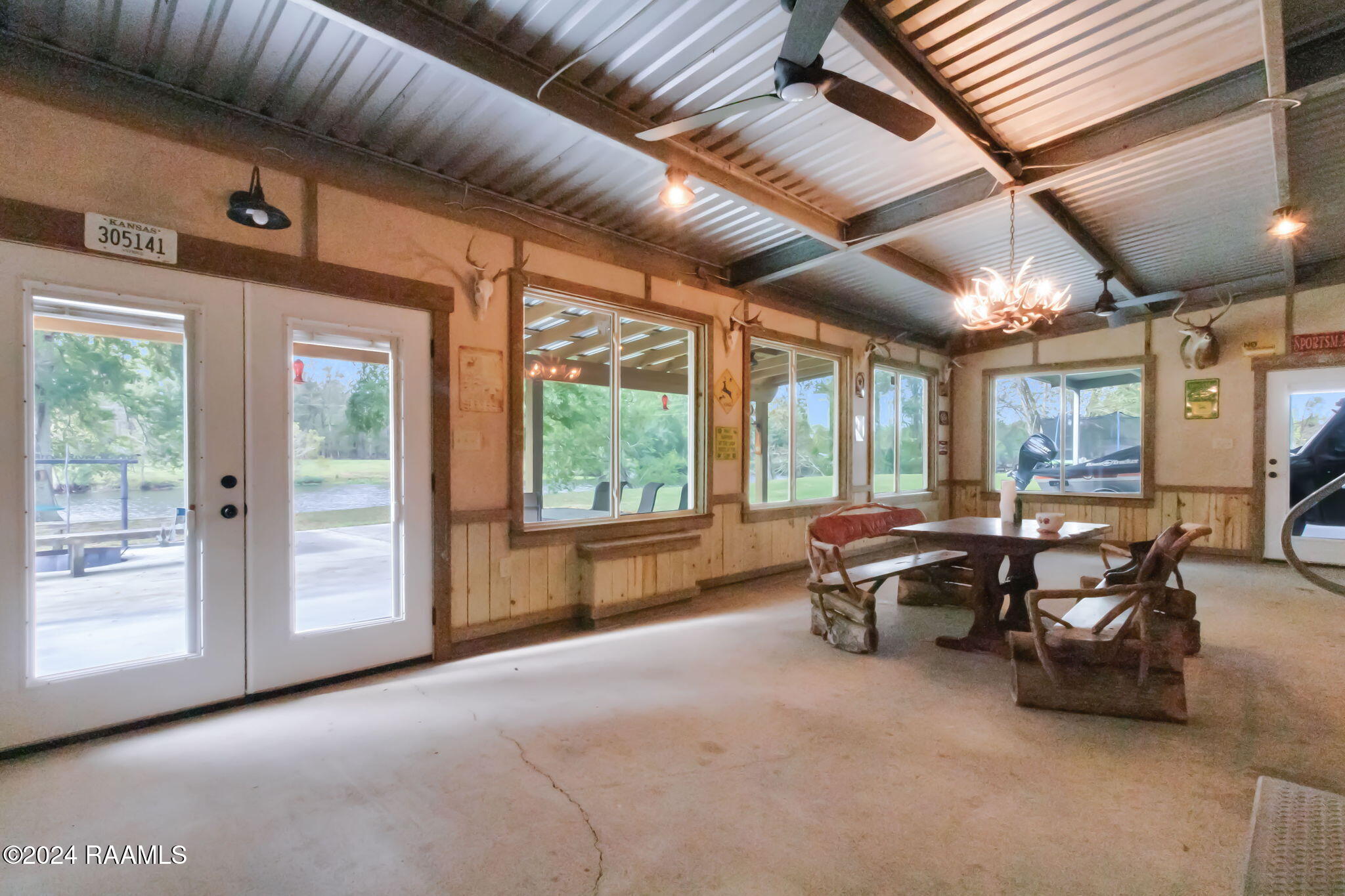 225 Horseshoe Loop