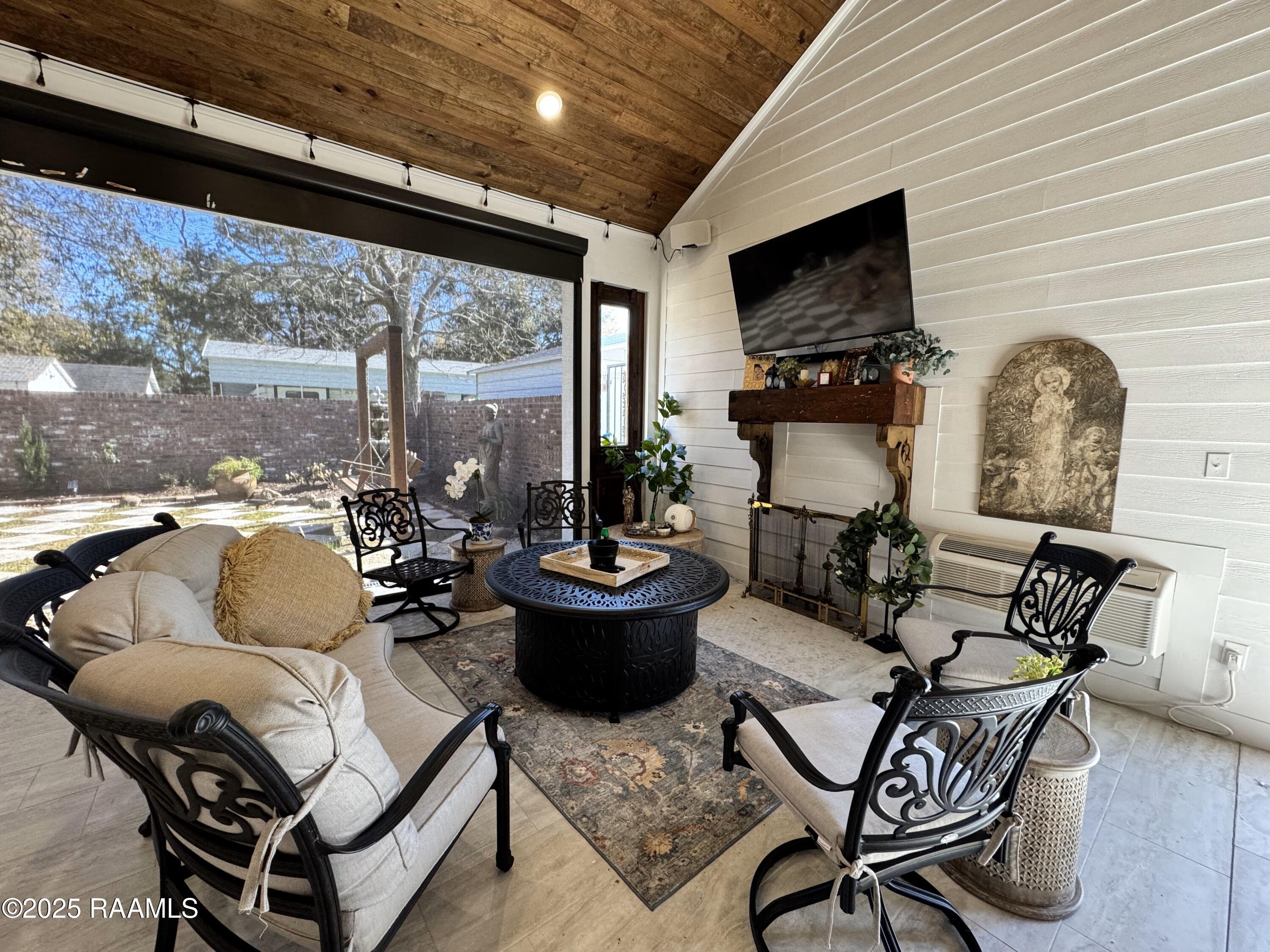 734 W Magnolia Street