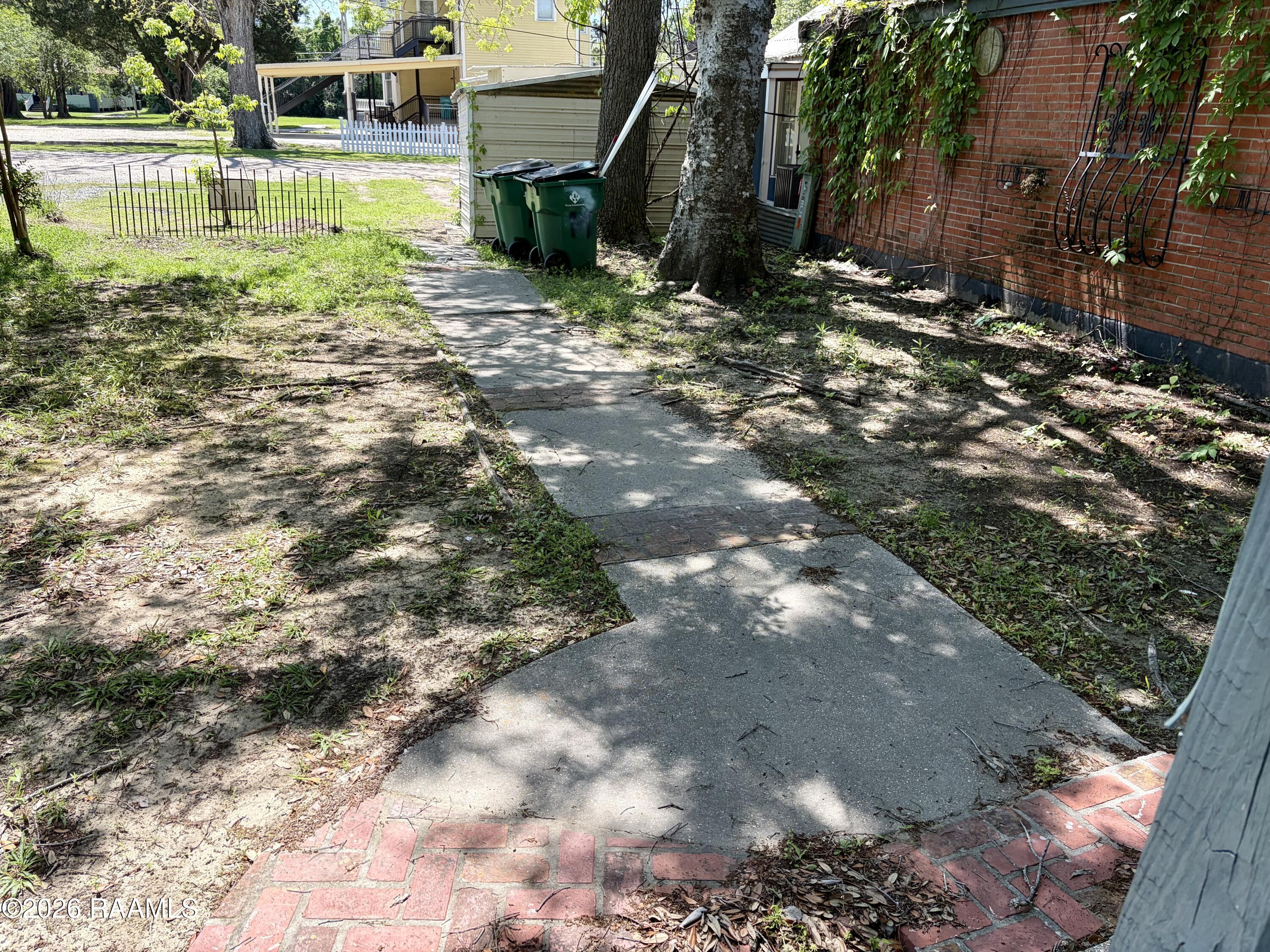 129 W Landry Street