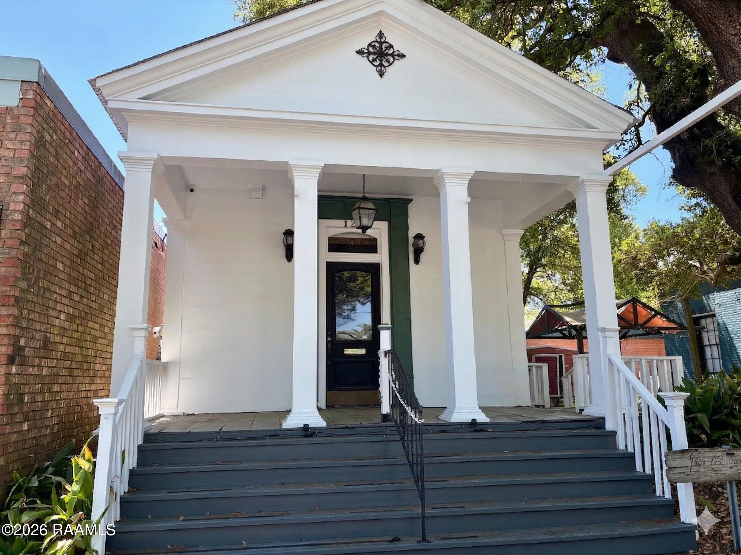 129 W Landry Street