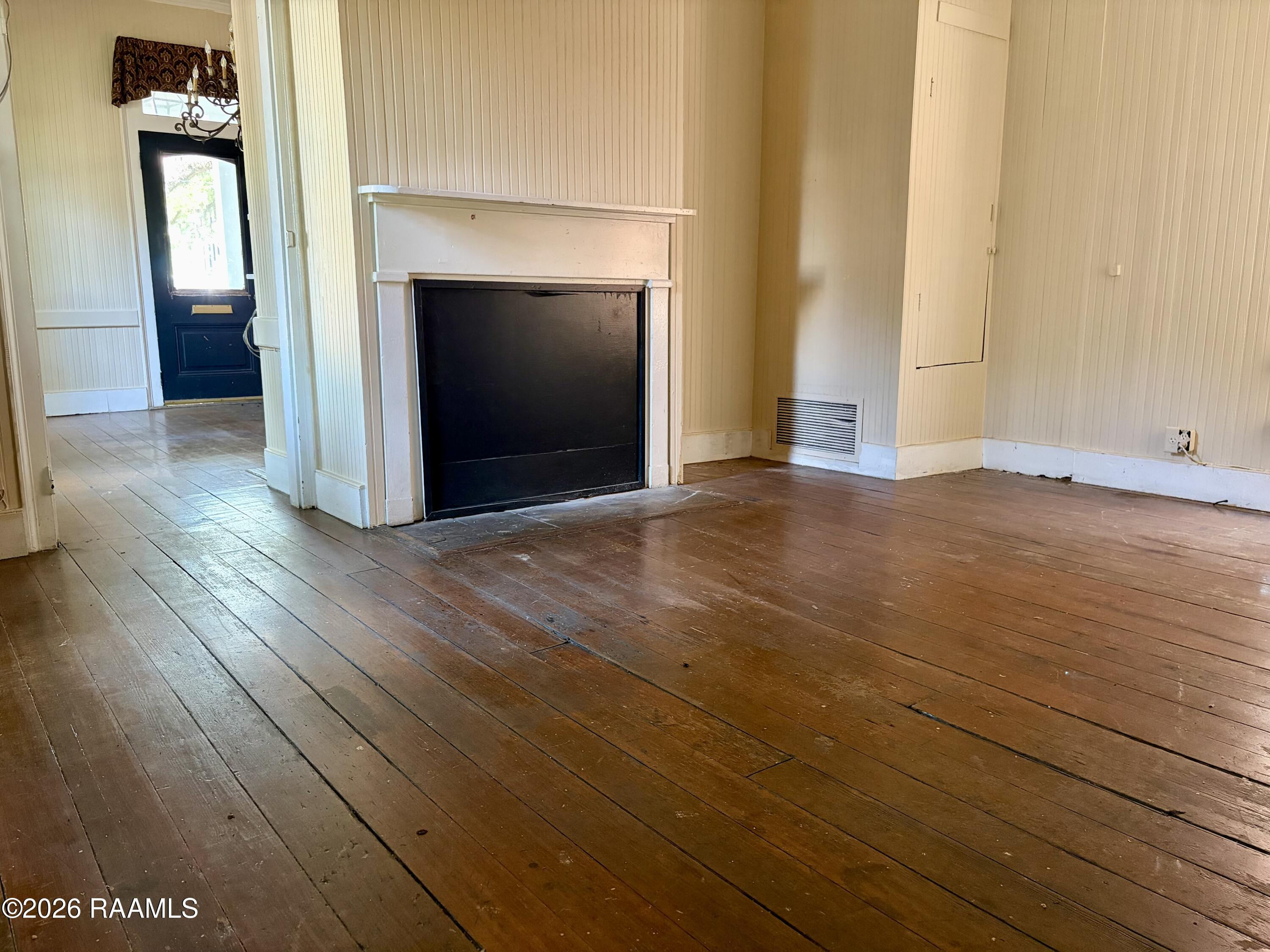 129 W Landry Street