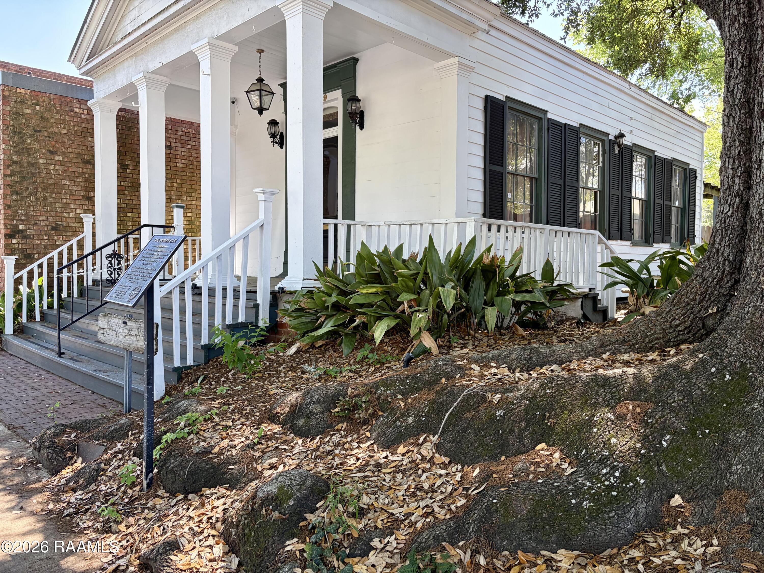 129 W Landry Street