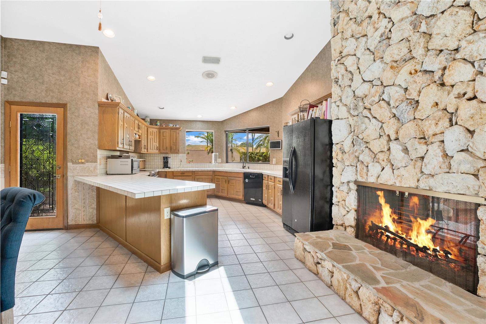209 S LAKESHORE DR