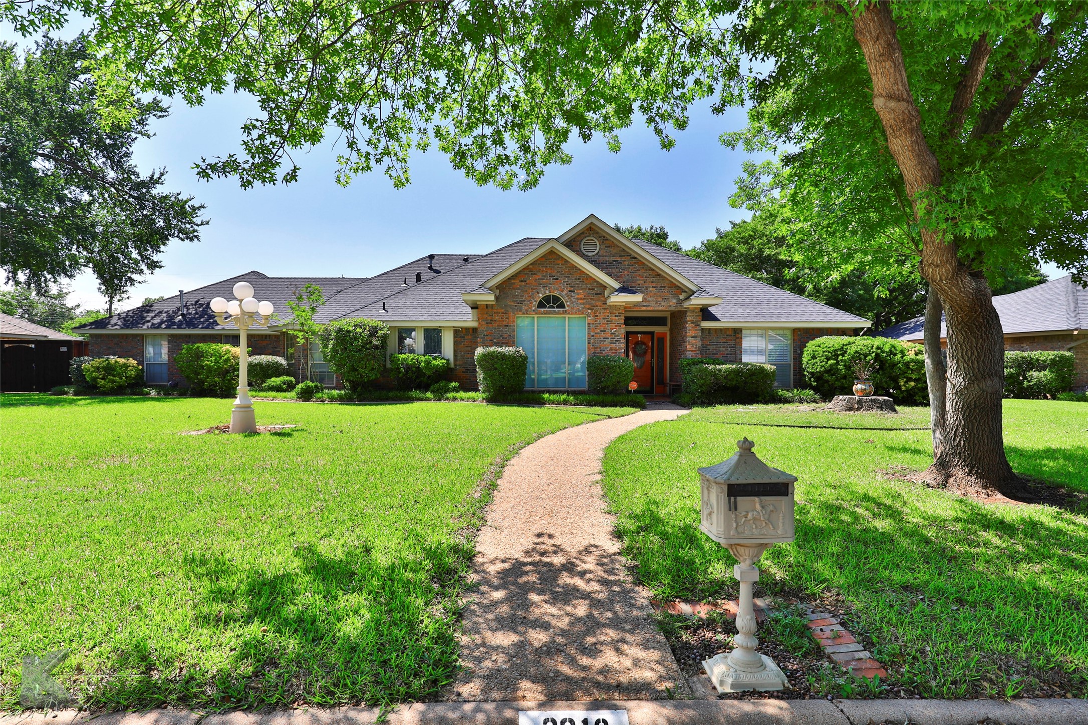 2218 Crestline Drive