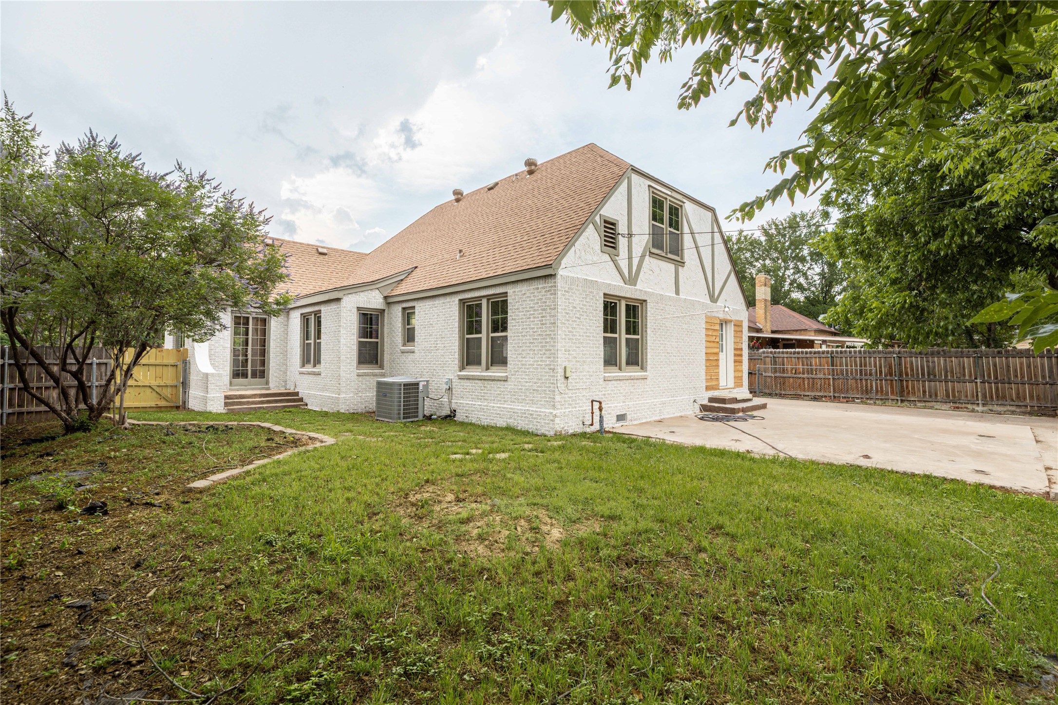 1225 Sayles Boulevard