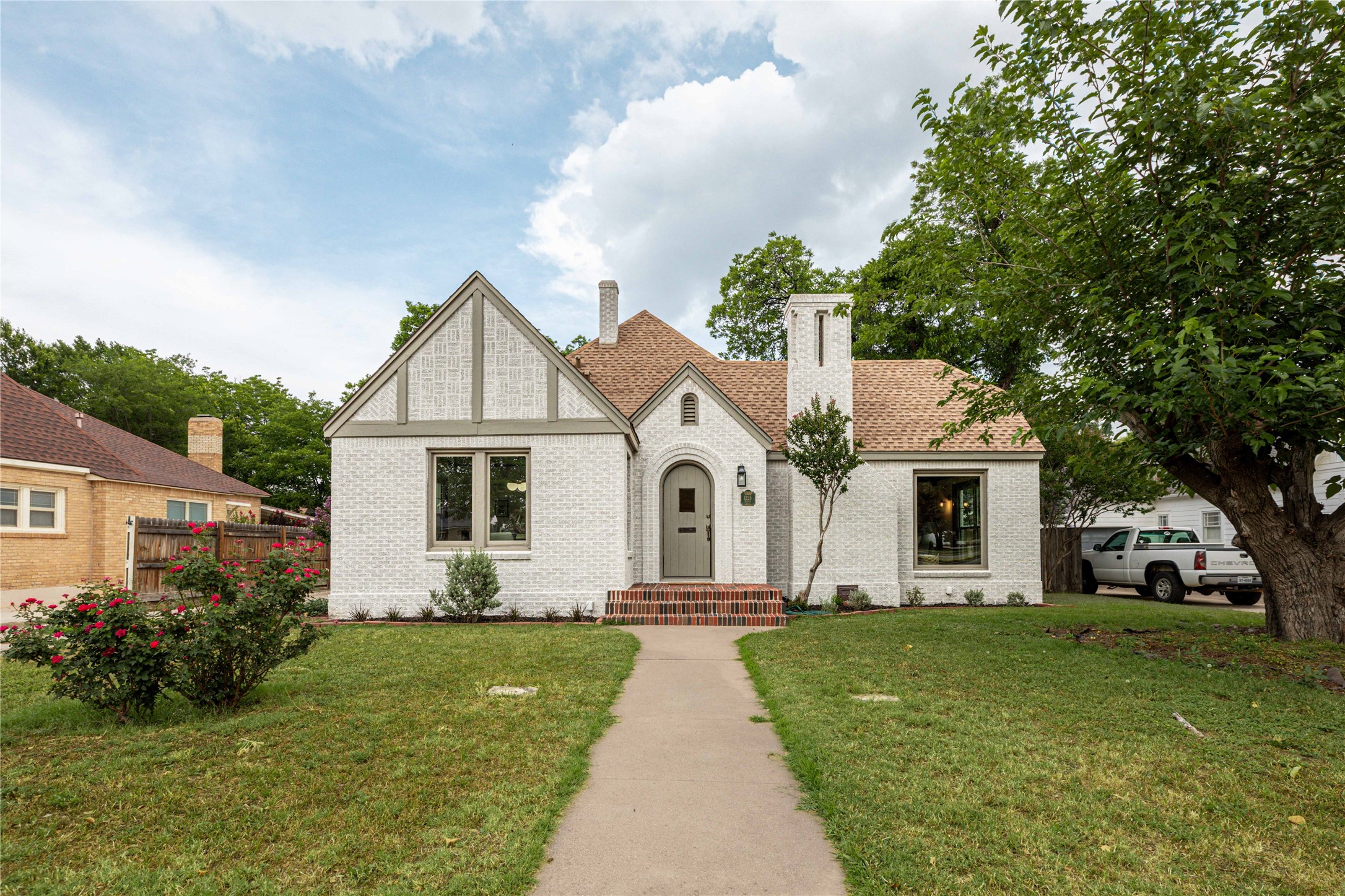 1225 Sayles Boulevard