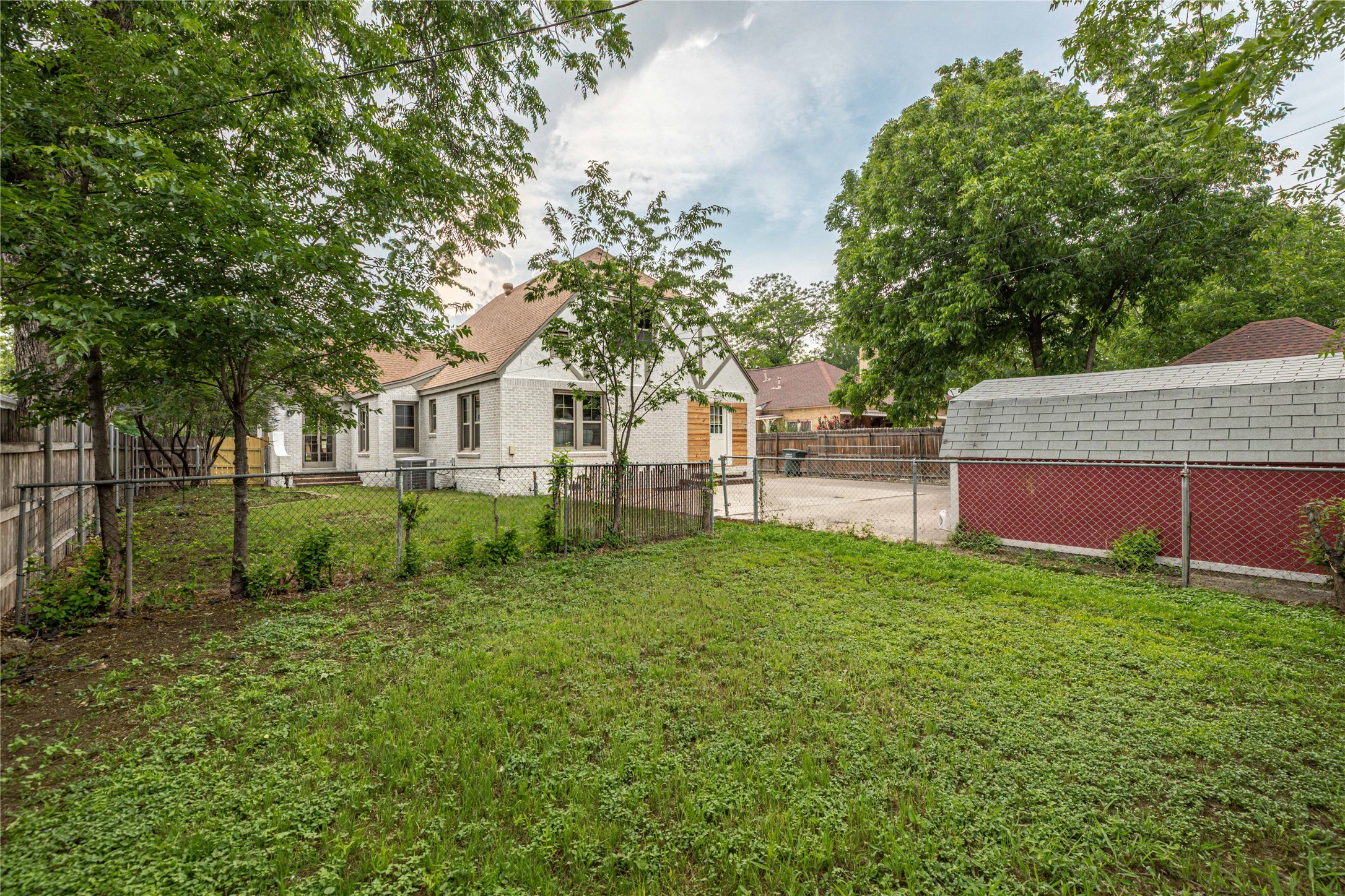 1225 Sayles Boulevard