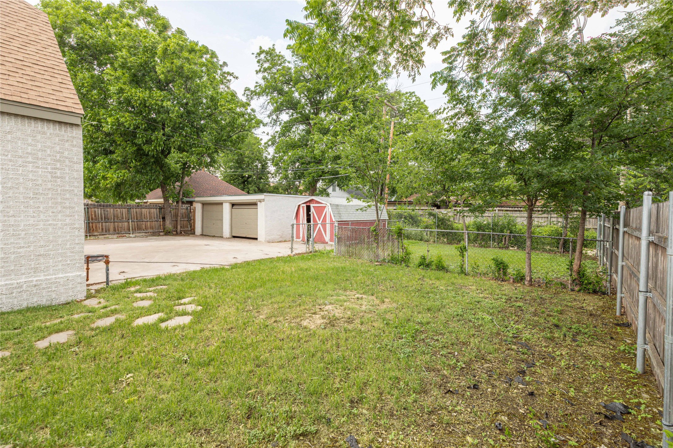 1225 Sayles Boulevard