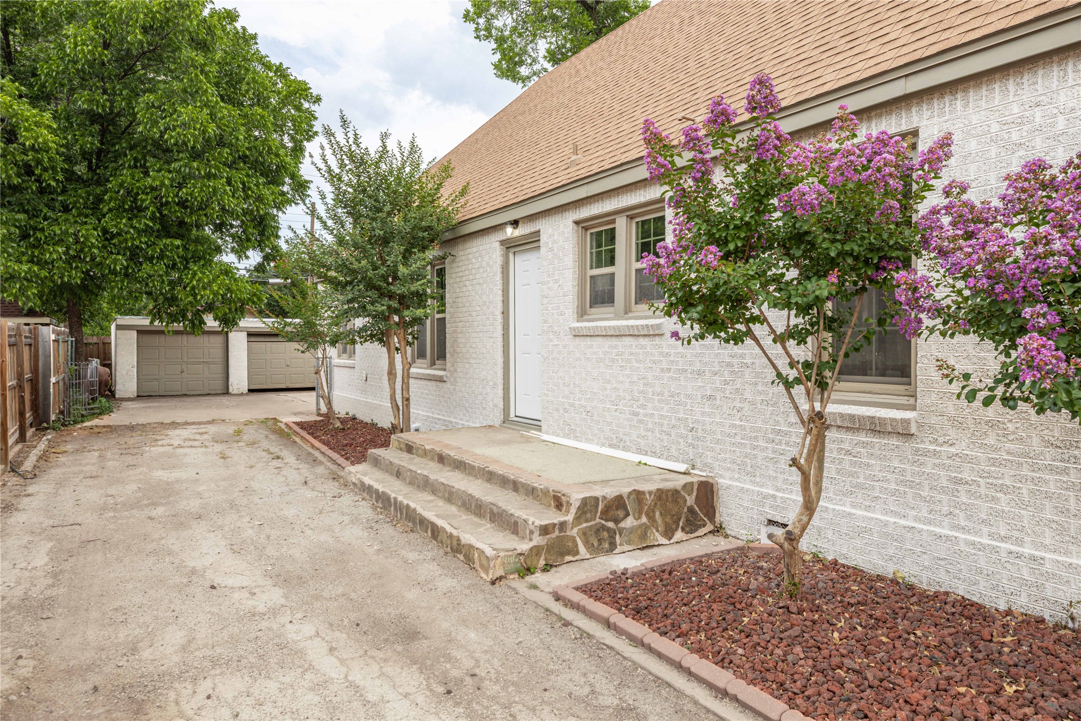 1225 Sayles Boulevard