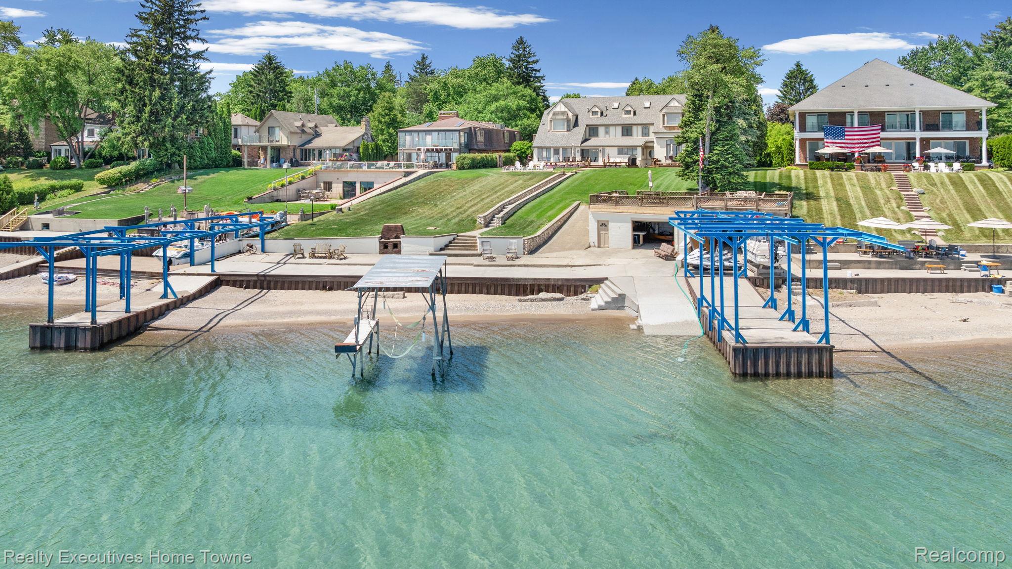 8308 Lakeshore