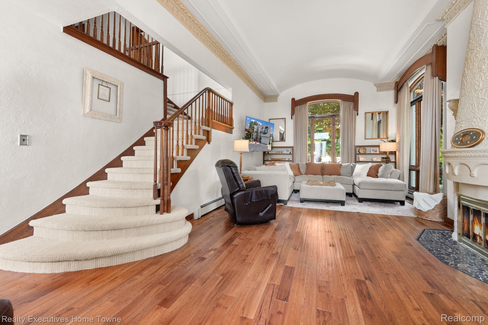 8308 Lakeshore