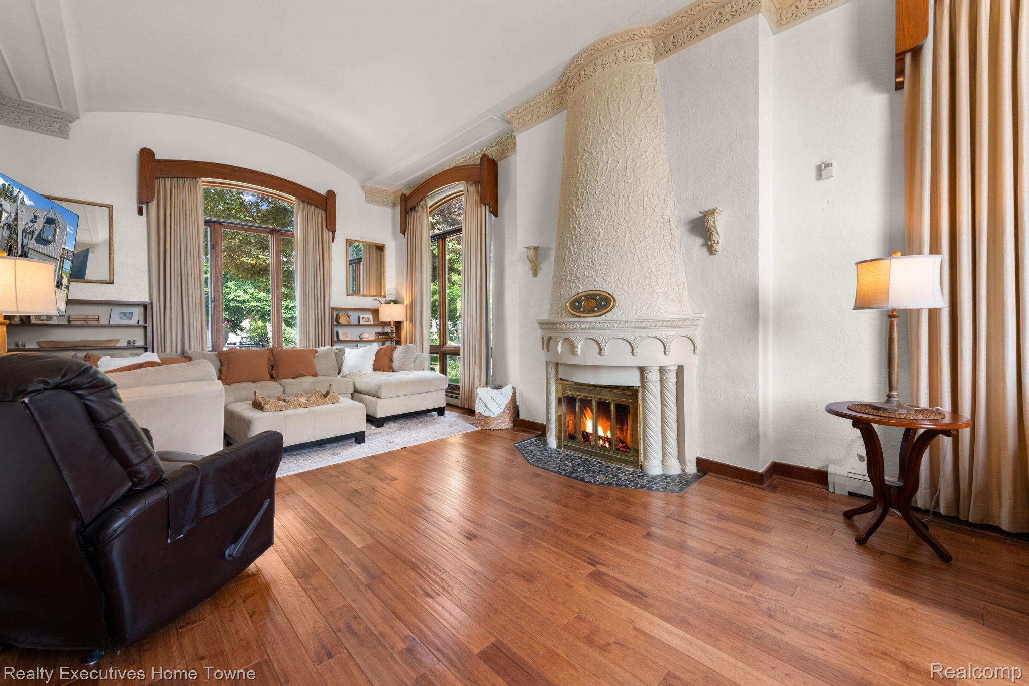 8308 Lakeshore