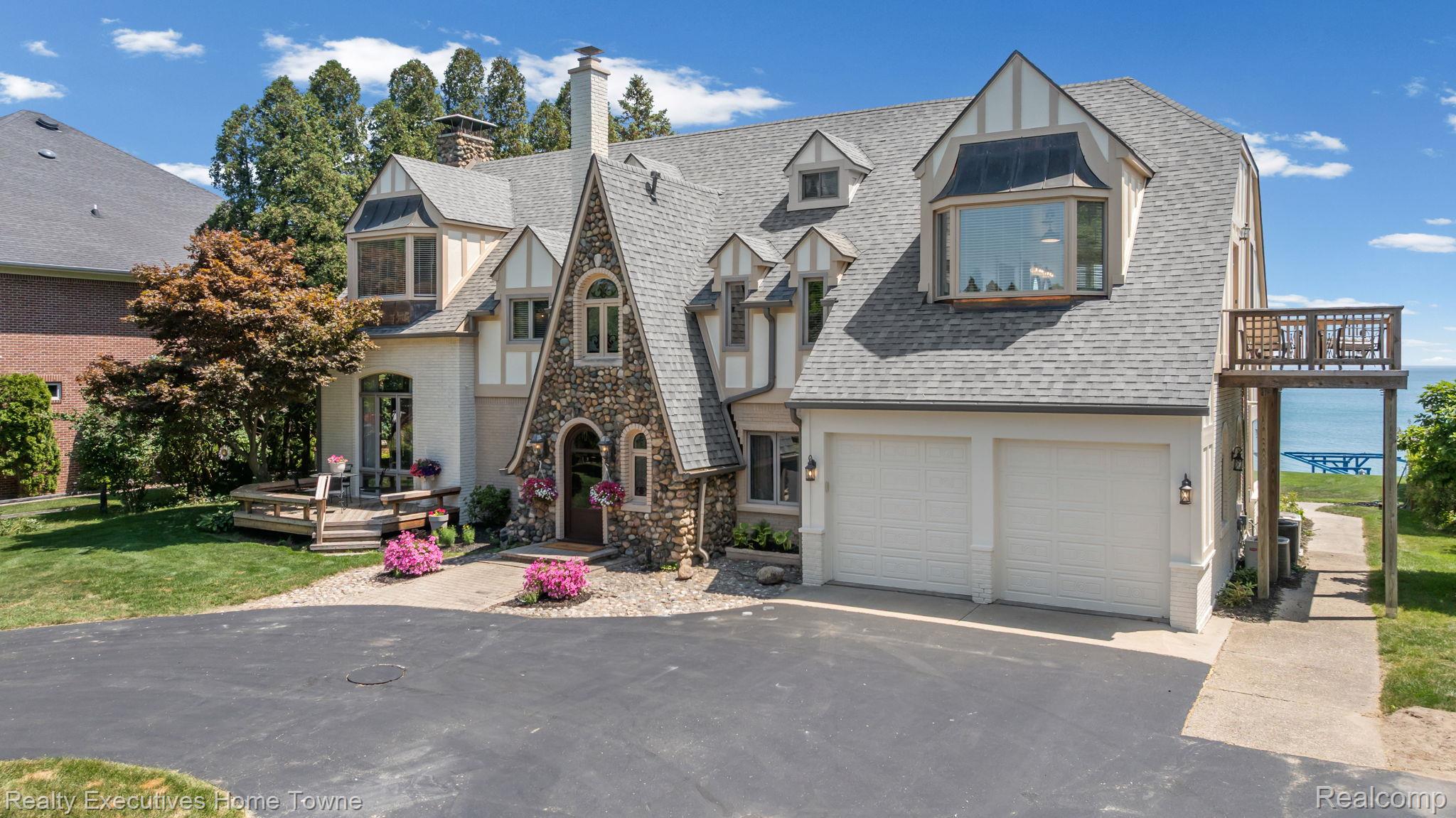 8308 Lakeshore