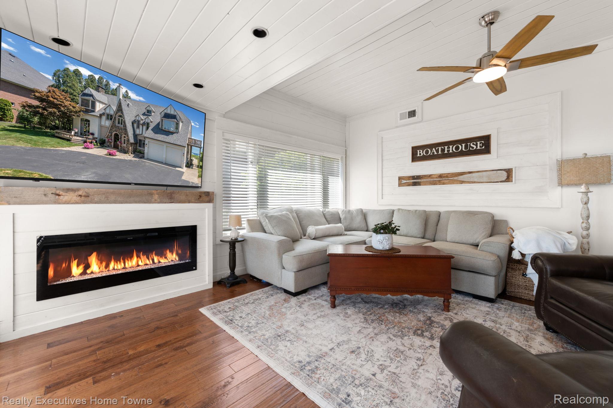 8308 Lakeshore
