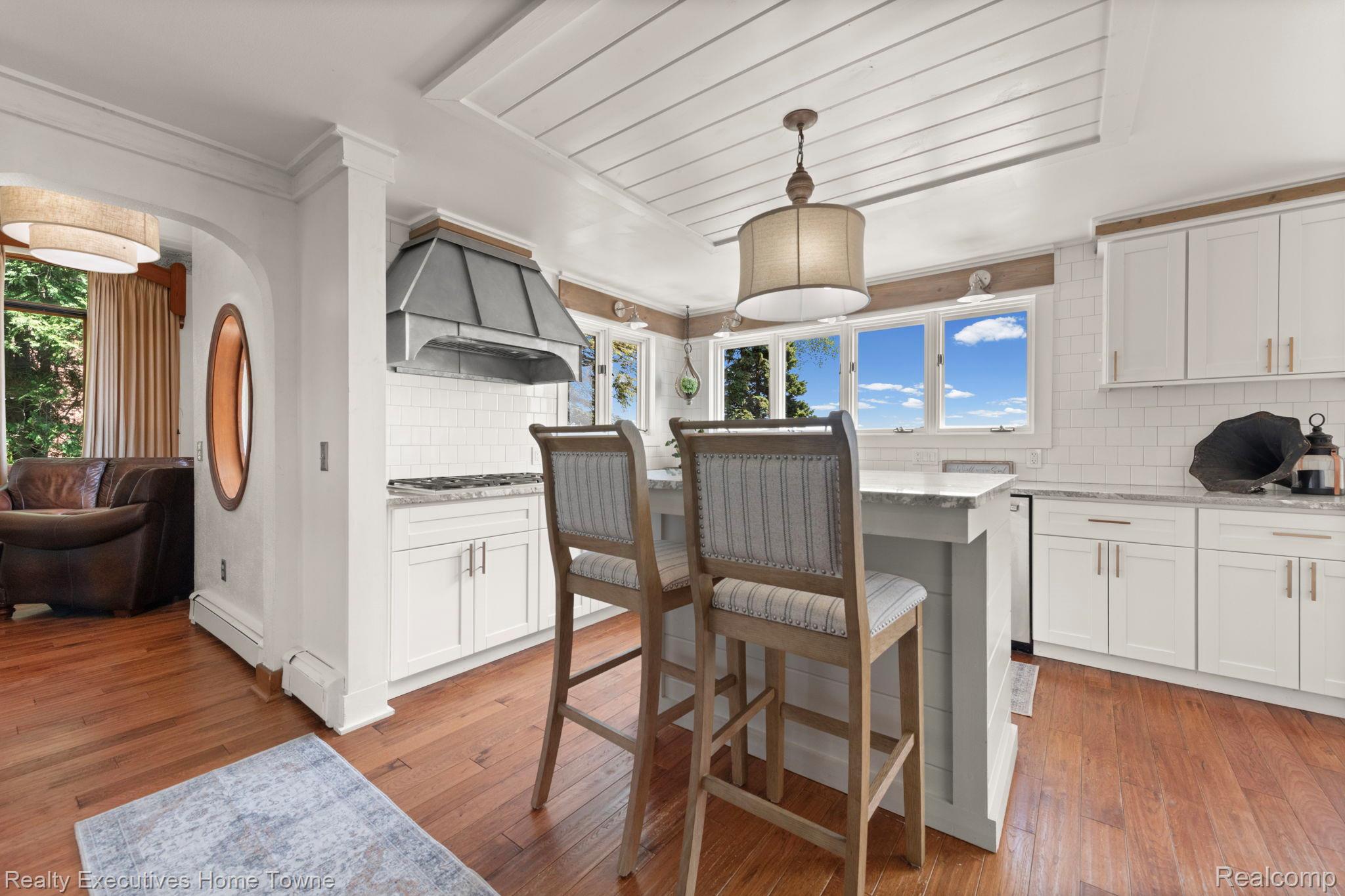 8308 Lakeshore