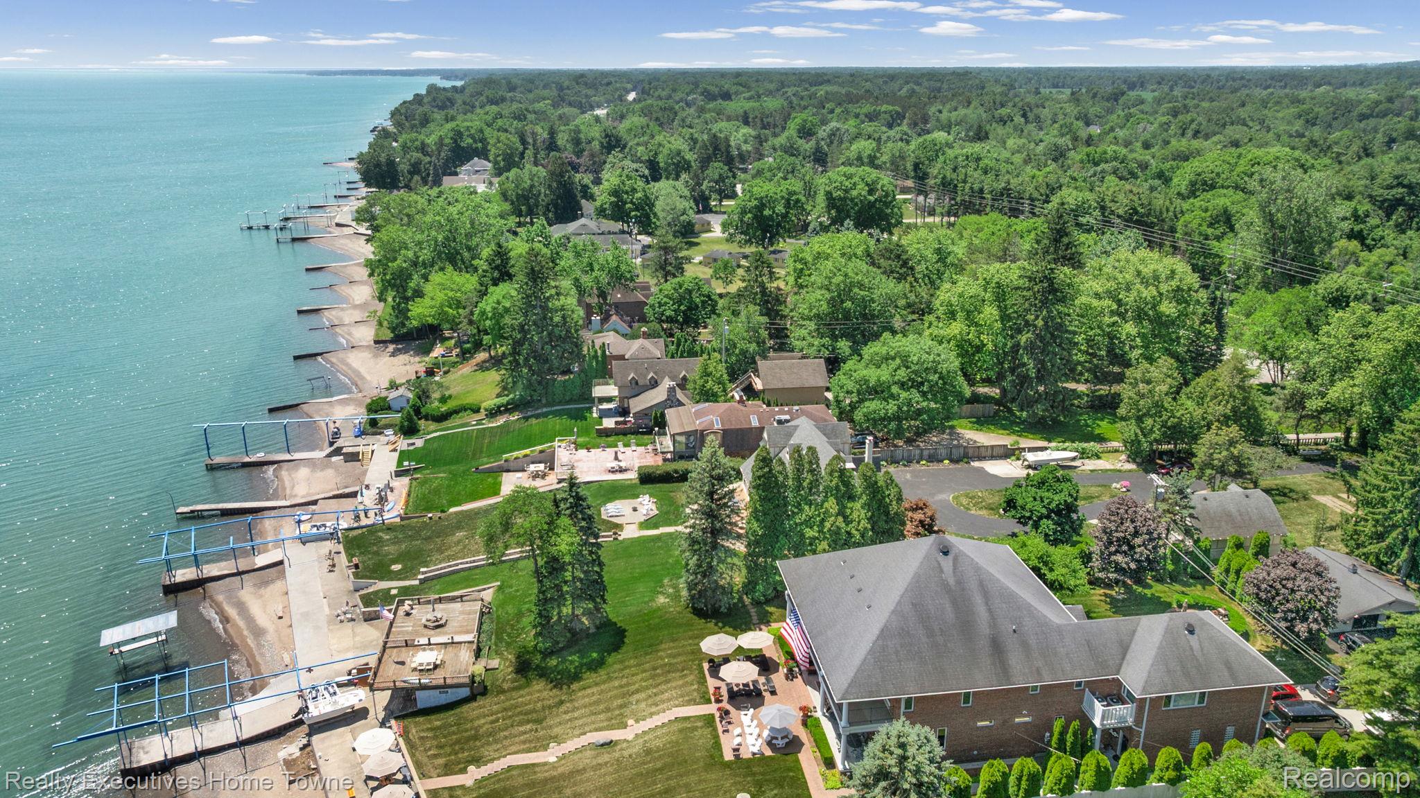 8308 Lakeshore