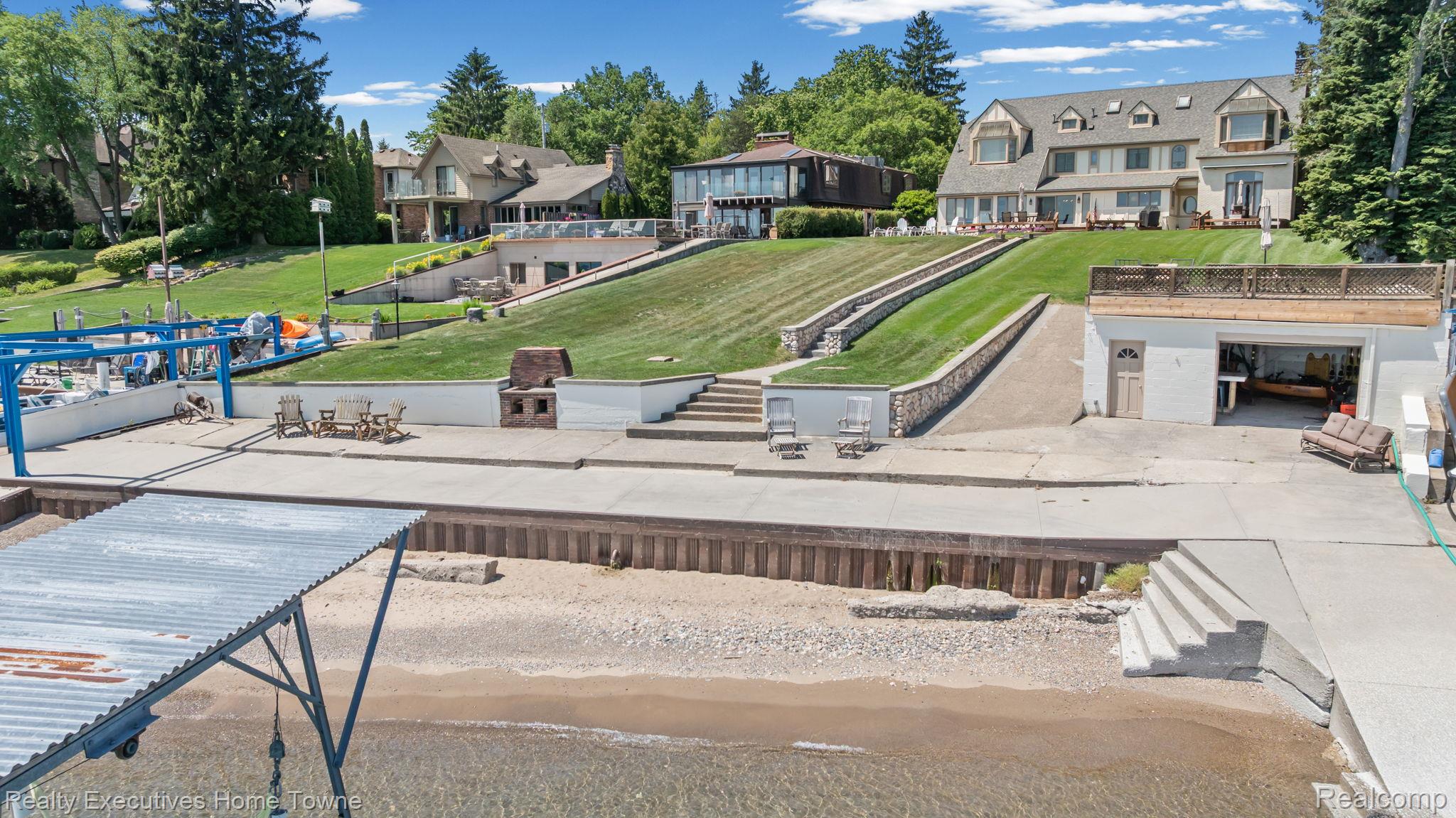 8308 Lakeshore