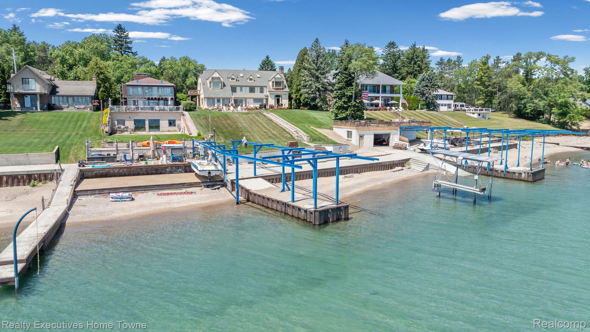 8308 Lakeshore