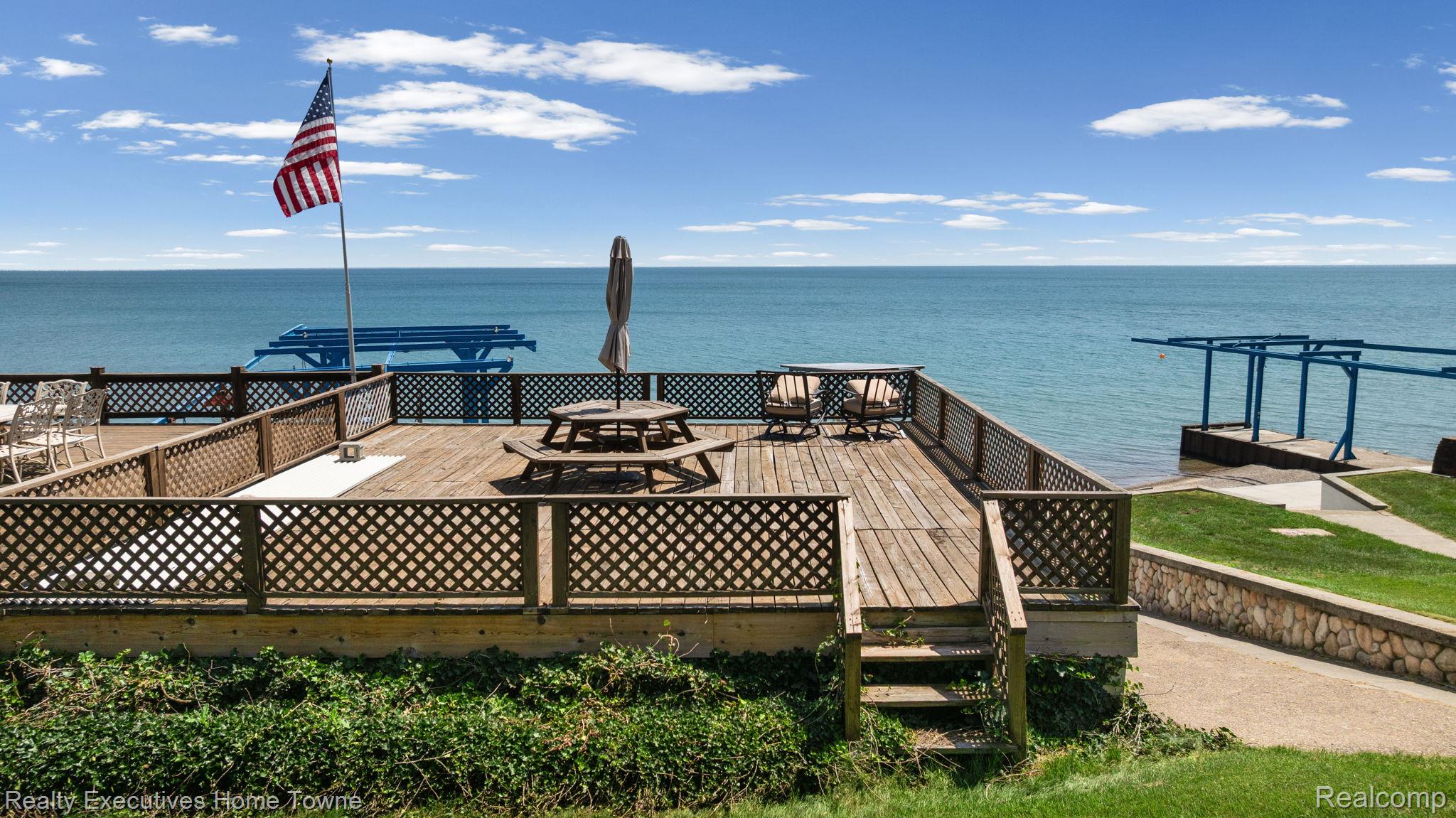8308 Lakeshore