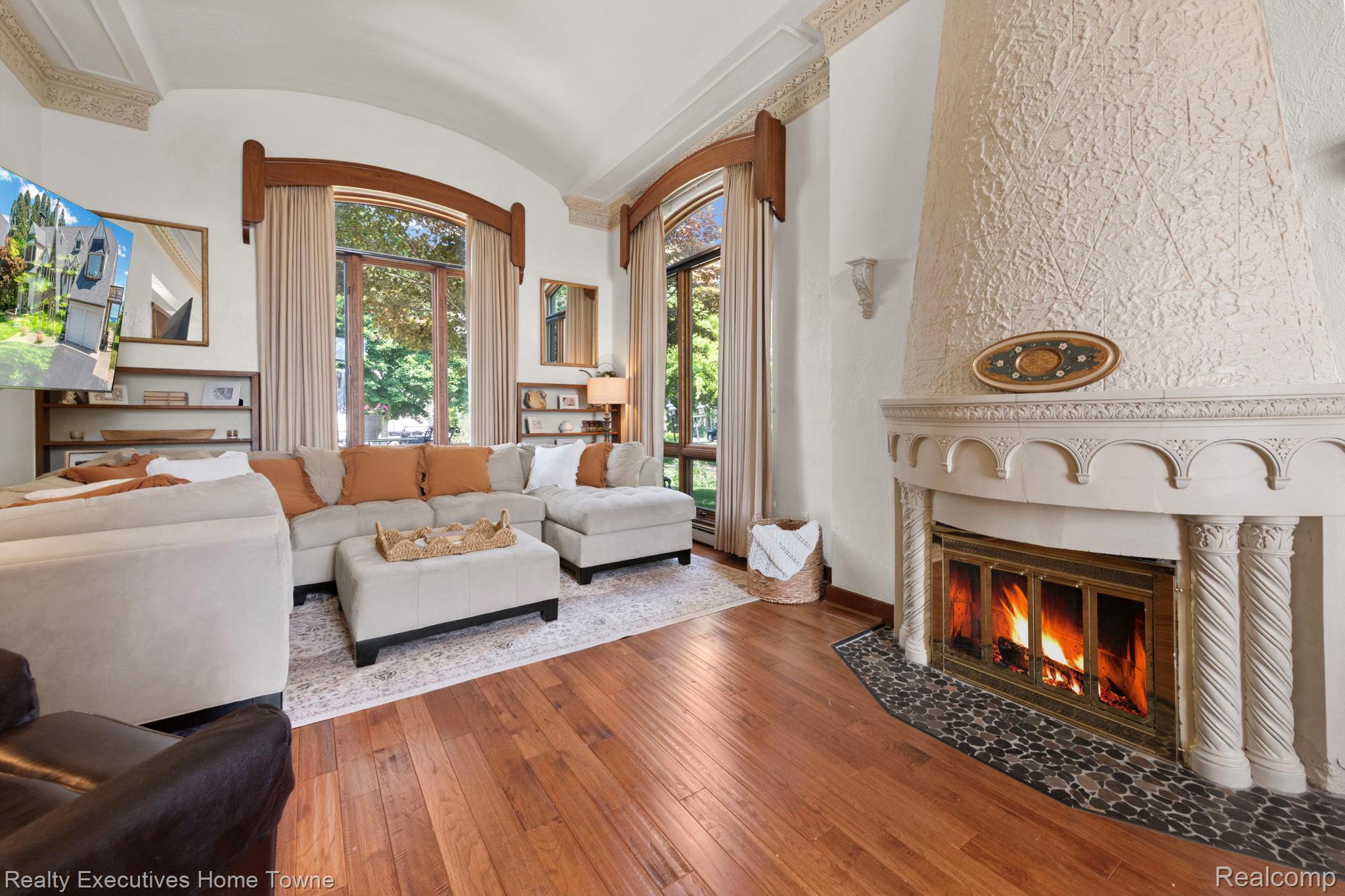 8308 Lakeshore