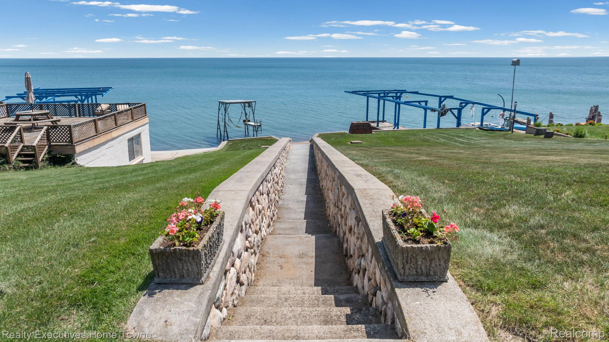 8308 Lakeshore