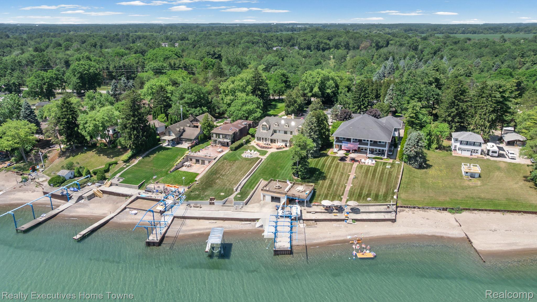 8308 Lakeshore