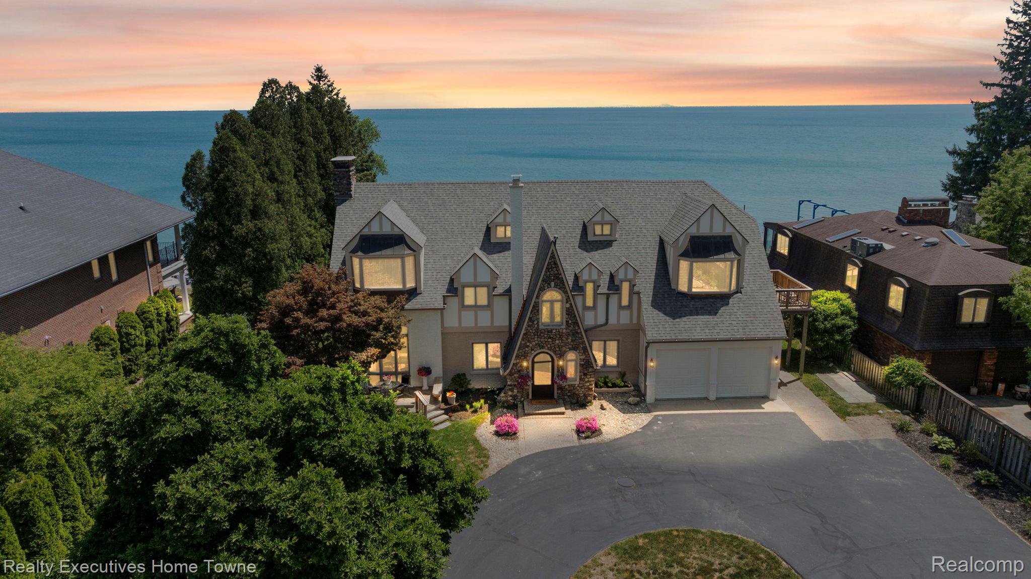 8308 Lakeshore