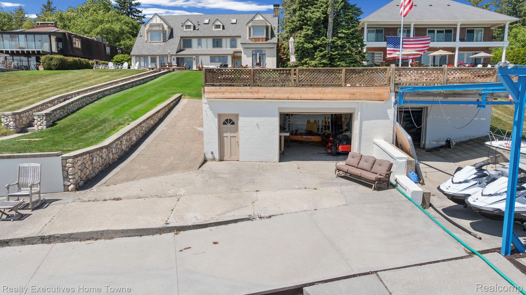 8308 Lakeshore